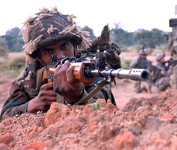 Индийская армия, коричнево-черная автоматическая винтовка, война и армия, армия, солдат, индиец, HD обои HD wallpaper