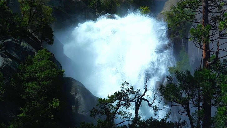 weißes und schwarzes Betongebäude, Wasserfall, HD-Hintergrundbild