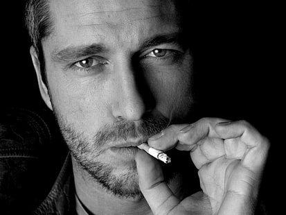 zdjęcie w skali szarości twarzy mężczyzny, twarzy, papierosa, mężczyzny, aktora, włosia, czarno-białe, Gerard Butler, Tapety HD HD wallpaper
