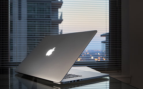 Apple MacBook On Desk, byggnad, bärbar dator, MacBook Pro, HD tapet HD wallpaper
