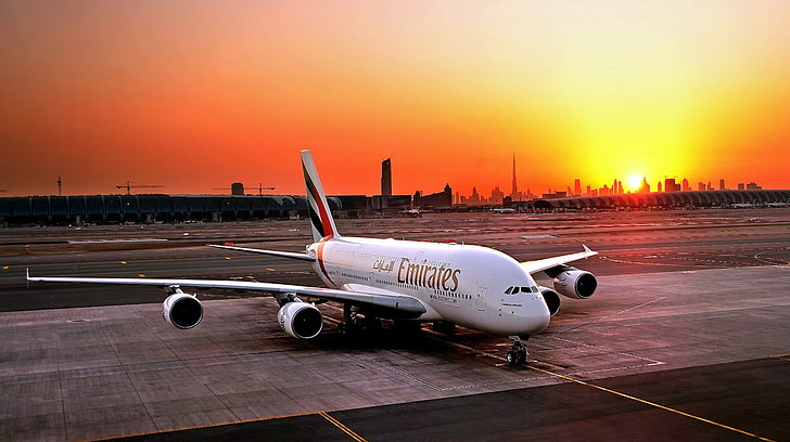 biały samolot Emirates, Zachód słońca, Słońce, Samolot, Lotnisko, Dubaj, A380, Pasażer, Airbus, Airliner, Emirates Airline, Tapety HD