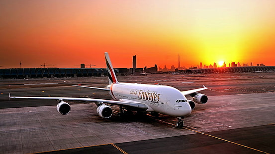 avión de línea blanco de Emirates, Puesta del sol, El sol, El avión, Aeropuerto, Dubai, A380, Pasajero, Airbus, Avión de pasajeros, Aerolínea Emirates, Fondo de pantalla HD HD wallpaper