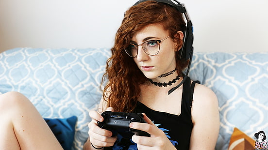 gamer, headset, Tidecallernami, Suicide Girls, berambut merah, kacamata, wanita, joystick, Wallpaper HD HD wallpaper