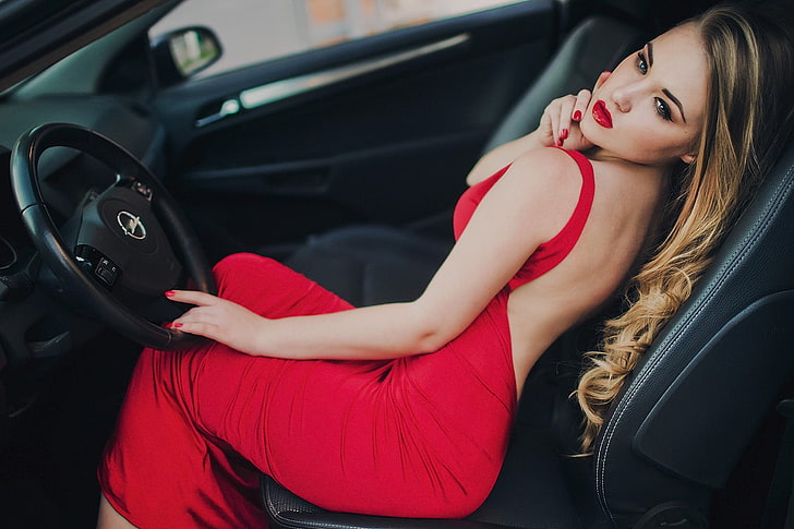 дамска червена рокля без ръкави, жени, модел, блондинка, червена рокля, поглед встрани, боядисани нокти, червило, седене, кола, жени с автомобили, HD тапет