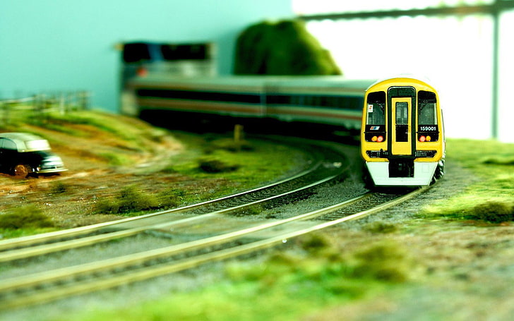 giocattolo treno nero e giallo, treno giallo e grigio, treno, ferrovia, inclinazione, va auto, giocattoli, miniature, profondità di campo, motion blur, Sfondo HD