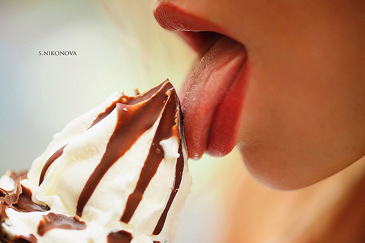 Svetlana Nikonova, femmes, langues, léchage, crème glacée, bouche, nourriture, symbole phallique, lèvres juteuses, Fond d'écran HD