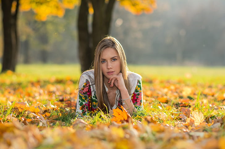 mujer, modelo, rubia, otoño, mirando al espectador, ojos azules, cabello largo, profundidad de campo, Fondo de pantalla HD