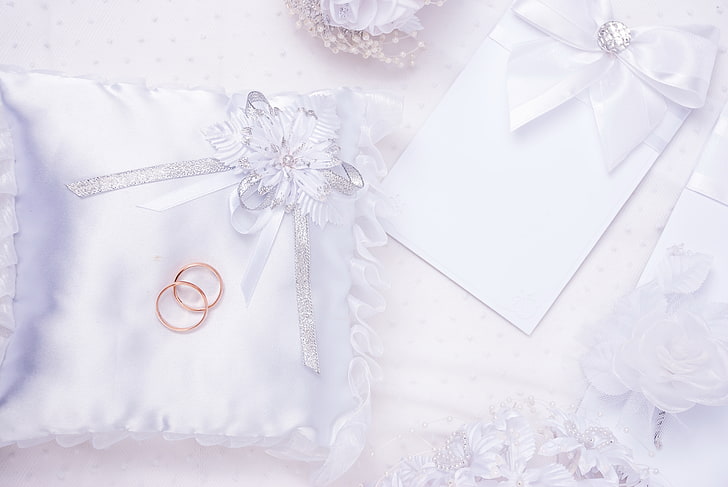 têxtil branco e dois anéis dourados, flores, anel, travesseiro, casamento, cartão postal, HD papel de parede