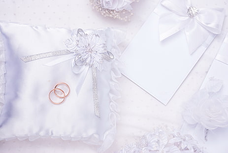 белый текстиль и два золотых кольца, цветы, кольцо, подушка, свадьба, открытка, HD обои HD wallpaper