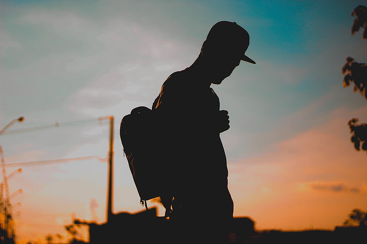 رجل يرتدي حقيبة ظلية للتصوير الفوتوغرافي ، شاب ، صورة ظلية ، قبعة ، حقيبة ظهر، خلفية HD