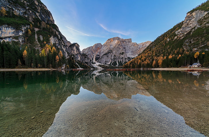 foto de corpo de água, paisagem, montanhas, árvores, lago, reflexão, barco, céu, natureza, HD papel de parede