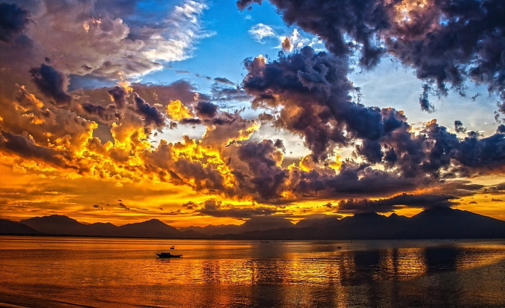 Wietnam Zachód słońca, przyroda, słońce i niebo, zachód słońca, dramatyczny, złoty, zachód słońca, Wietnam, łódź, chmury, danangbay, Tapety HD