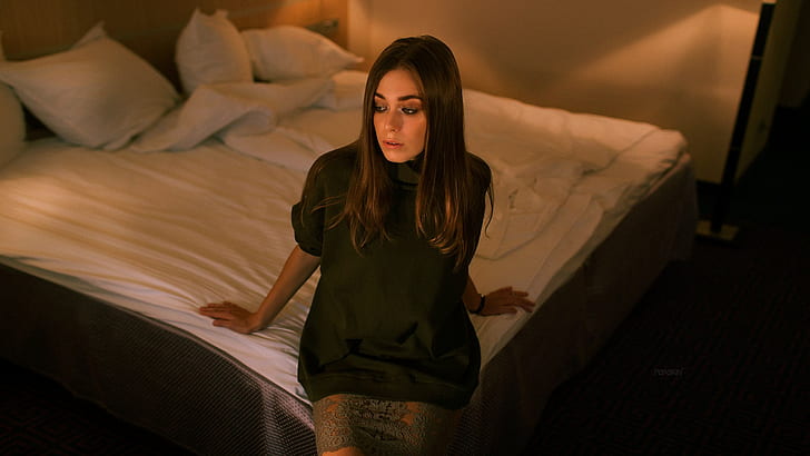 Vitaly Plyaskin、女性、モデル、ベッド、座っている、黒い服、長い髪、ブルネット、 HDデスクトップの壁紙