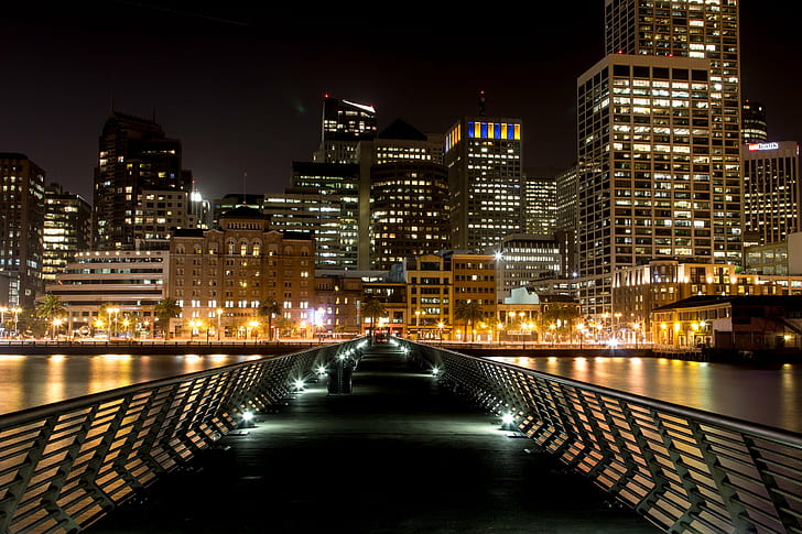 пътека през градските сгради през нощта, Сан Франциско, Сан Франциско, Път, Сан Франциско, град, сгради, нощ, градска сцена, архитектура, река, осветена, градски пейзаж, отражение, HD тапет