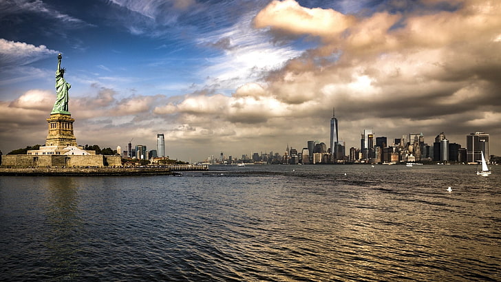 Statua Wolności, Nowy Jork, architektura, budynek, miasto, pejzaż miejski, Nowy Jork, Statua Wolności, USA, Manhattan, One World Trade Center, chmury, wyspa, łódź, woda, wieżowiec, panorama, Tapety HD