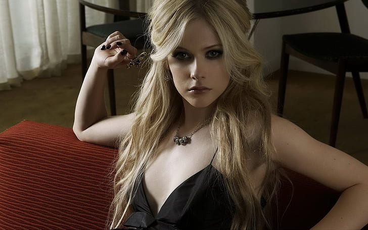 April, Lavigne, black lacquer, on the couch, HD wallpaper