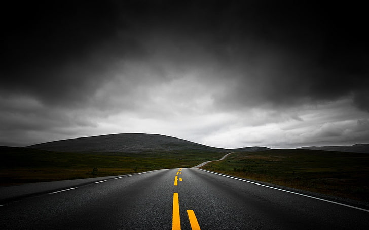 strada in cemento grigio, natura, paesaggio, autostrada, scuro, nuvole, montagne, cielo, asfalto, linee, giallo, nero, Sfondo HD