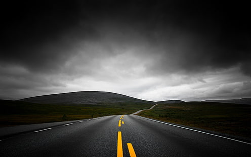 طريق خرساني رمادي ، طبيعة ، منظر طبيعي ، طريق سريع ، مظلم ، غيوم ، جبال ، سماء ، أسفلت ، خطوط ، أصفر ، أسود، خلفية HD HD wallpaper