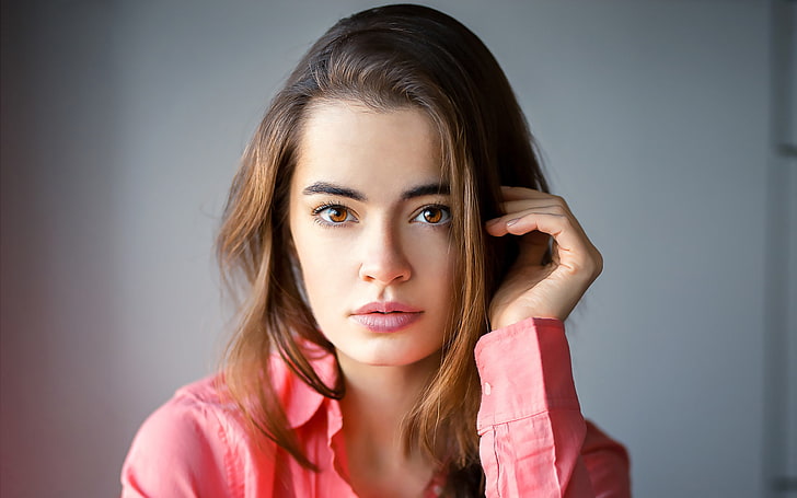 Lidia Savoderova, porträtt, rysk modell, kvinnor, ansikte, Lods Franck, rörande hår, skärpedjup, rosa skjorta, HD tapet