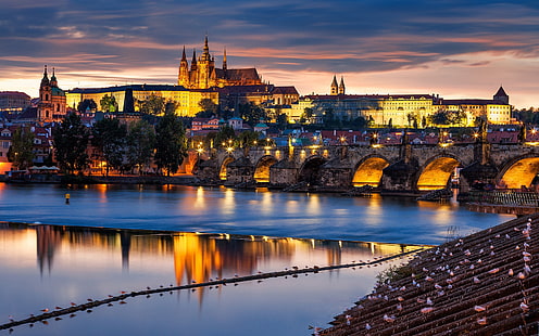 Прага, Чехия, город вечером, мост, река Влтава, фото белого замка возле водоема, Прага, Чехия, город, вечер, мост, река, Влтава, HD обои HD wallpaper