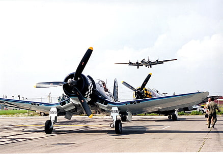 白と青の2機の飛行機、飛行機、ヴォートF4Uコルセア、共和国P-47サンダーボルト、ボーイングB-17飛行要塞、車両、航空機、 HDデスクトップの壁紙 HD wallpaper