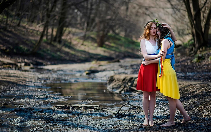 Zwei Frauen stehen in einem Wald, Frauen, blond, dunkles Haar, Wald, Frauen im Freien, barfuß, Füße, Russland, Ukraine, HD-Hintergrundbild