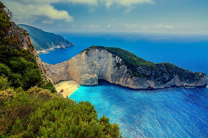 gunung hijau dan coklat di samping badan air, lanskap, pantai, laut, Yunani, Zakynthos, pantai navagio, biru, horison, tebing, semak, air, awan, perahu, Wallpaper HD