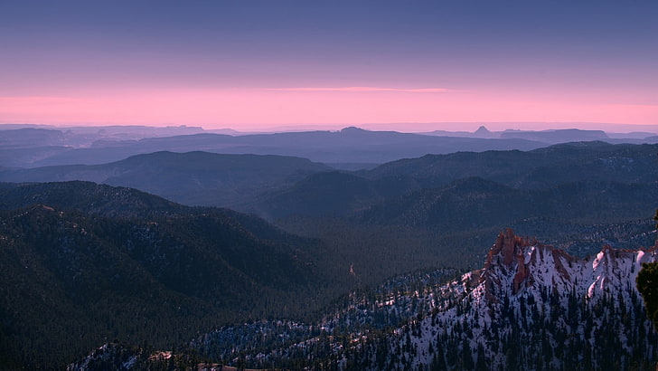 szare góry pod szarym niebem w fotografii lotniczej, przyroda, krajobraz, Park Narodowy Bryce Canyon, mgła, zachód słońca, góry, wzgórza, las, śnieg, Utah, Tapety HD