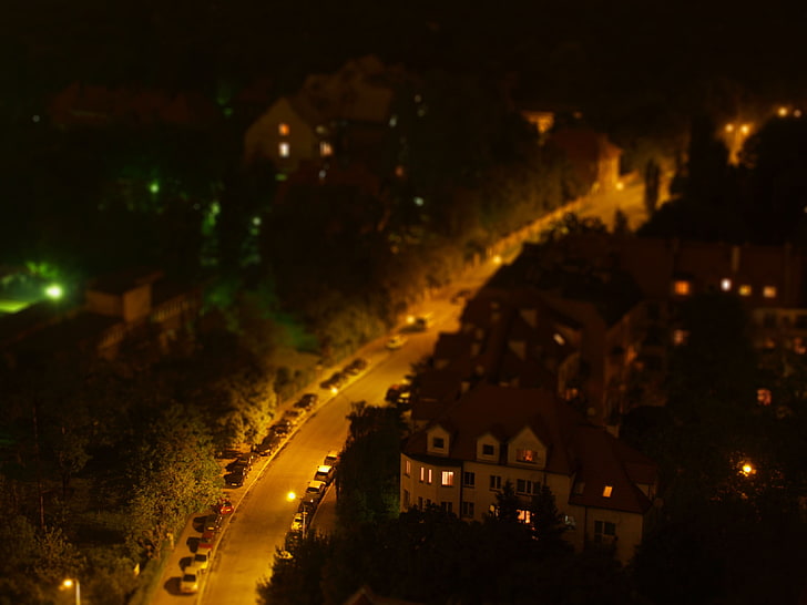 التصوير الفوتوغرافي للإمالة والمزاحة للمنازل ، منظر الزاوية العالية للسيارات على الطريق ، تغيير الميل ، الليل ، ضوء الشارع ، الشارع ، Wrocław، خلفية HD