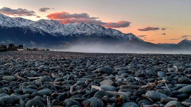 Kaikoura Città costiera sull'Isola del Sud della Nuova Zelanda Tramonto Spiaggia di ghiaia Montagne innevate Paesaggio invernale Fotografia 4275 × 2405, Sfondo HD