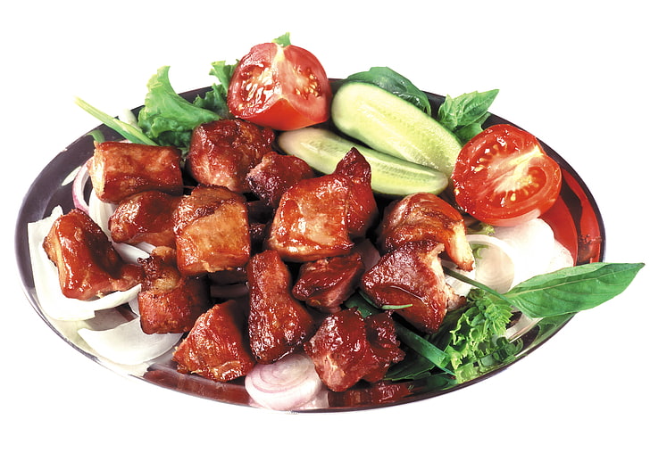 gekochtes essen mit gemüse und tomaten, kebabs, fleisch, gemüse, gurken, tomaten, zwiebeln, teller, weißer hintergrund, grün, HD-Hintergrundbild