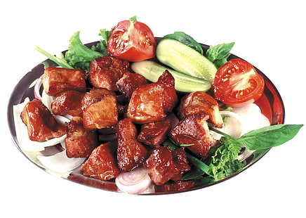 alimentos cocidos con verduras y tomate, kebabs, carne, verduras, pepinos, tomates, cebollas, plato, fondo blanco, verde, Fondo de pantalla HD HD wallpaper