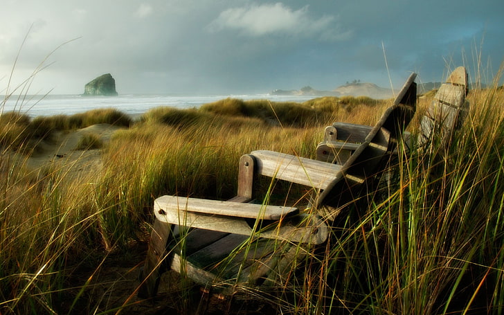 dua kursi kayu berwarna coklat, alam, pantai, laut, kursi, Wallpaper HD