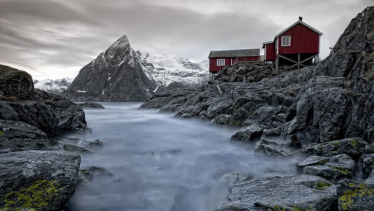 maison en bois rouge, bois, maison, nature, paysage, Norvège, montagnes, roche, rivière, neige, nuages, longue exposition, Fond d'écran HD