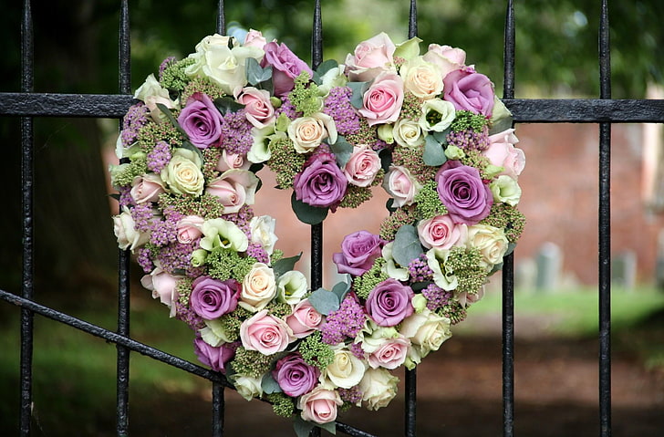 в форме сердца белый, фиолетовый и розовый венок, розы, лизиантус рассел, цветы, забор, сердце, песня, HD обои