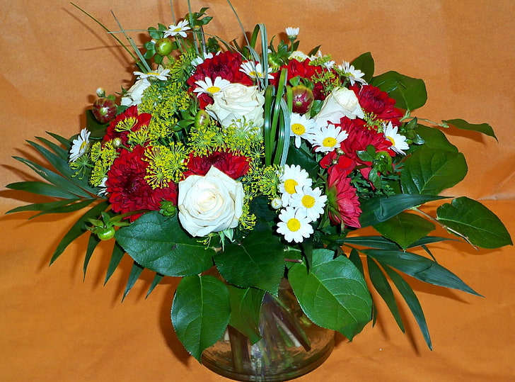 白、赤、緑の花びらの花、バラ、ヒナギク、花、花束、花瓶、葉、 HDデスクトップの壁紙