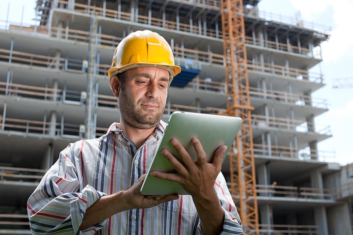 chemise habillée à fines rayures grises, rouges et bleues pour hommes, constructeur, bâtiment, casque, tablette, Fond d'écran HD