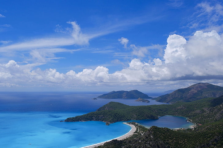 въздушна фотография на остров, птичи поглед на островите близо до синьото небе, природа, пейзаж, фотография, плаж, море, крайбрежие, хълмове, залив, облаци, панорама, HD тапет
