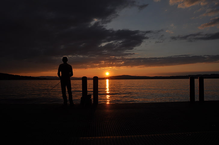 table en bois noir et marron, coucher de soleil, Suisse, mer, canne à pêche, ciel, sombre, Fond d'écran HD