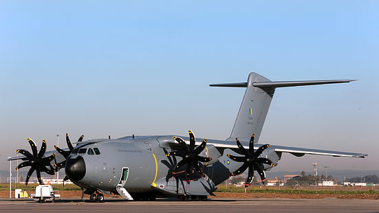 Airbus A400M Atlas, Militärflugzeug, Flugzeug, Landebahn, HD-Hintergrundbild HD wallpaper