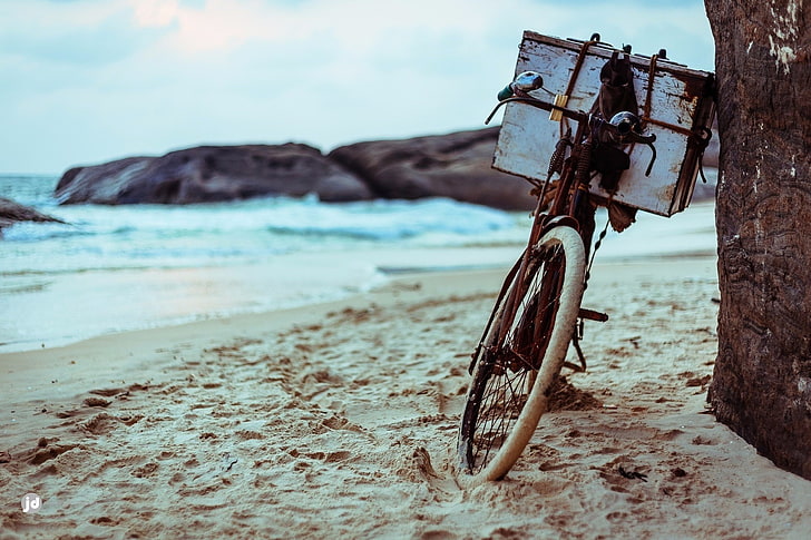 bici da pendolare nera e cassa di legno bianca rettangolare, bicicletta, rocce, spiaggia, mare, Sfondo HD
