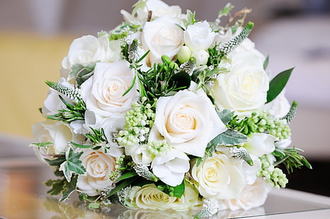 bouquet de fleurs de thé rose hybride blanc, roses, bouquet, feuilles, fleurs, blanc, table, décoration, Fond d'écran HD HD wallpaper