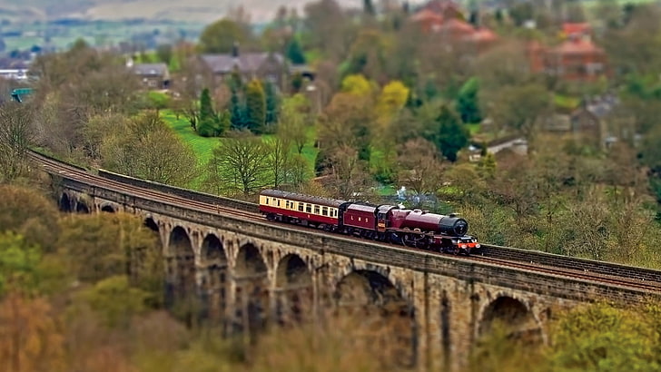 selective focus photography of train, red and black train toy, train, blurred, tilt shift, HD wallpaper