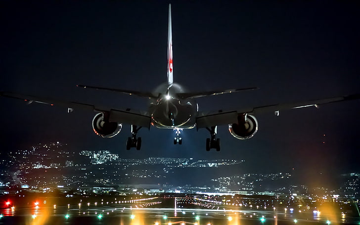 svartvitt flygplan, passagerarplan gör sig redo på landningsbanan för att landa på natten, landskap, natt, flygplats, flygplan, lampor, landning, teknik, Osaka, Japan, stadsbild, HD tapet