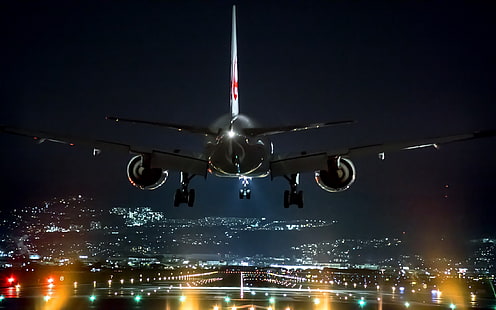 Schwarzweiss-Flugzeug, Passagierflugzeug, das auf Landebahn fertig wird, um in der Nacht zu landen, Landschaft, Nacht, Flughafen, Flugzeug, Lichter, Landung, Technologie, Osaka, Japan, Stadtbild, HD-Hintergrundbild HD wallpaper