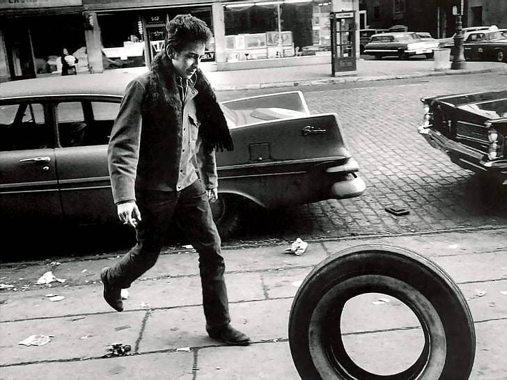 Foto de escala de grises del hombre caminando en la calle, monocromo, calle, hombres, Bob Dylan, Fondo de pantalla HD