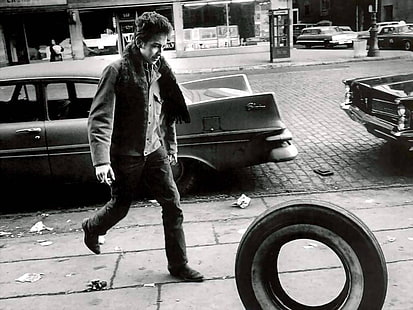 fotografia w skali szarości przedstawiająca mężczyznę idącego ulicą, monochromatyczne, ulica, mężczyźni, Bob Dylan, Tapety HD HD wallpaper