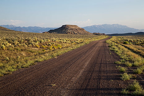 หญ้าสีเขียวระหว่างถนนทรายสีน้ำตาลอ่างและอนุสาวรีย์แห่งชาติเทือกเขาหญ้าสีเขียวสีน้ำตาลทรายถนน BLM สำนักจัดการที่ดินเนวาดาการอนุรักษ์ดินแดนอนุสรณ์สถานแห่งชาติที่รกร้างว่างเปล่าแอ่งและเทือกเขา NM สวยงามภูเขา petroglyphs, ศิลปะหิน, การพักผ่อนหย่อนใจ, กลางแจ้ง, การท่องเที่ยว, ธุดงค์, การธุดงค์, ค่าย, การตั้งแคมป์, กระเป๋าเป้สะพายหลัง, ภูเขา, ธรรมชาติ, ฉากชนบท, เนินเขา, ภูมิประเทศ, กลางแจ้ง, วอลล์เปเปอร์ HD HD wallpaper
