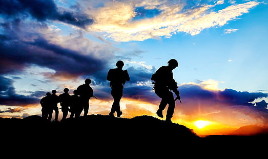 schwarzes Herrenhemd mit Rundhalsausschnitt, Menschen, Soldat, Sonnenuntergang, Silhouette, Militär, HD-Hintergrundbild HD wallpaper