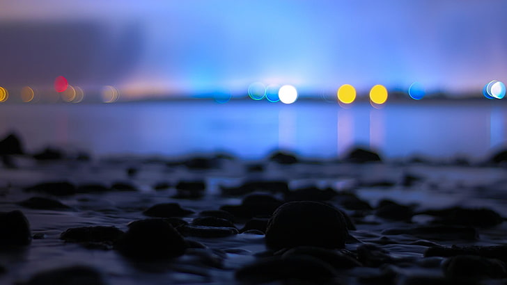 pedras negras, pedra na água, fechar fotografia, calma, água, mar, noite, HD papel de parede